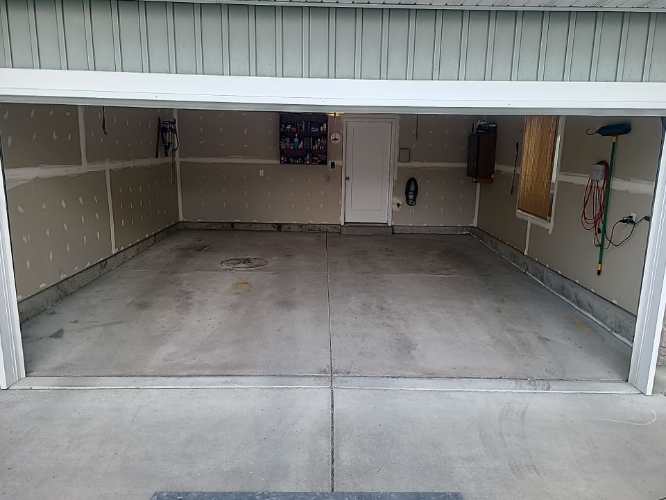Steamboat Flaked Garage Coating in Hyrum, Utah Steamboat Flaked Garage Coating in Hyrum, Utah