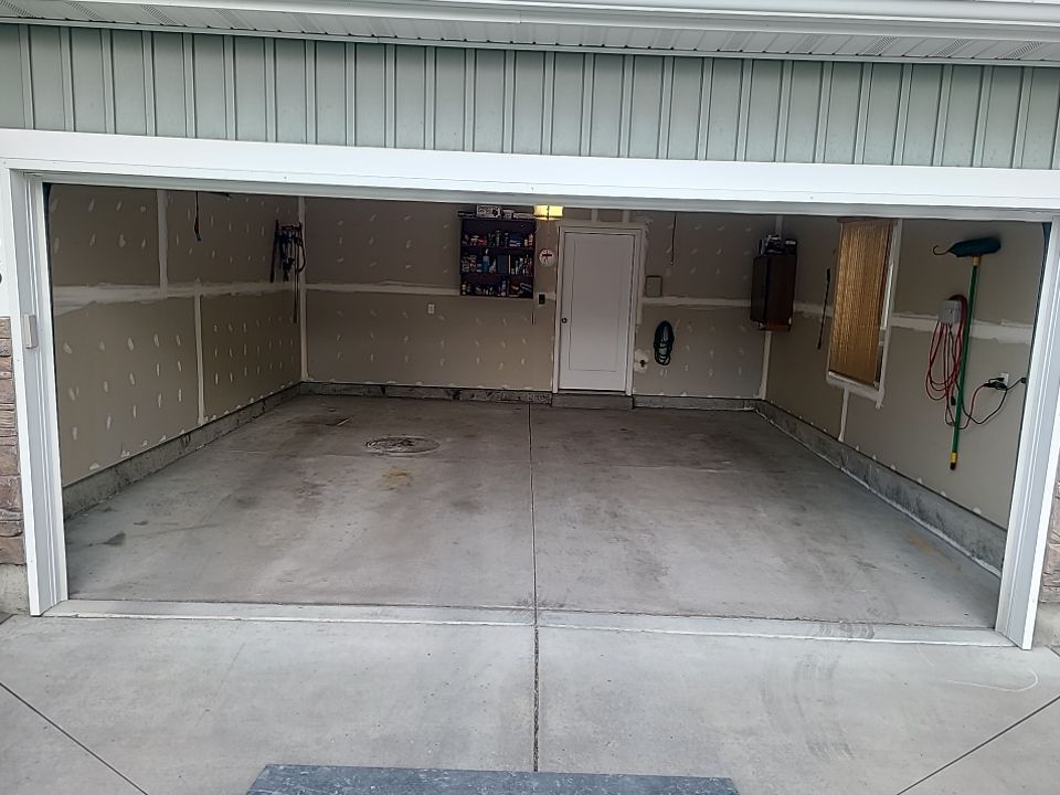 Steamboat Flaked Garage Coating in Hyrum, Utah Steamboat Flaked Garage Coating in Hyrum, Utah